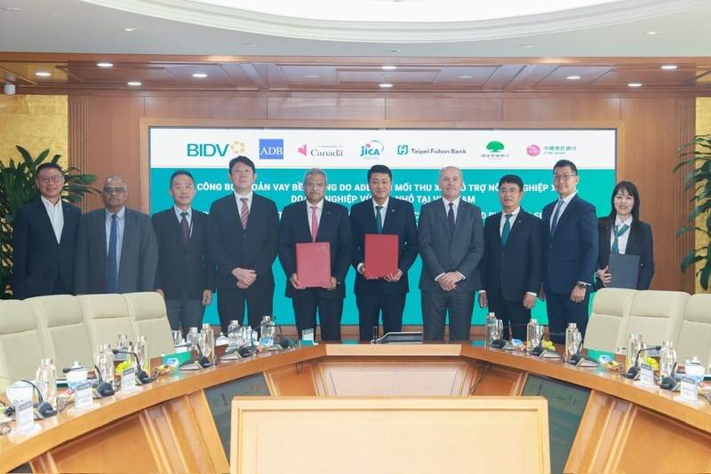 Đại diện lãnh đạo BIDV, ADB và các bên tham dự lễ công bố