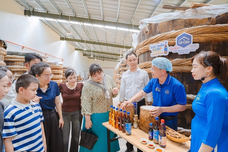 Rất đông du khách thăm quan và trải nghiệm thùng nước mắm Lê Gia. Ảnh: Lê Vinh