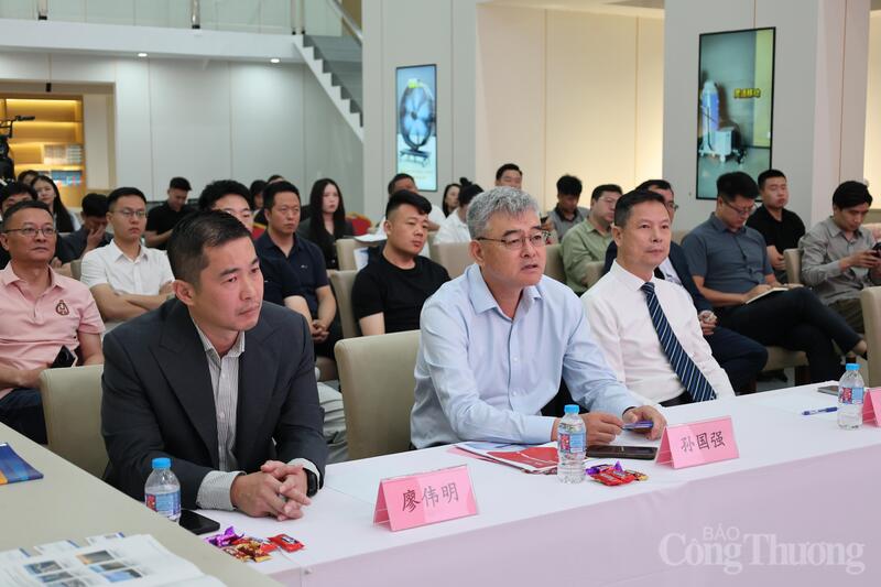 Các đại biểu, nhà đầu tư Trung Quốc tham dự diễn đàn.