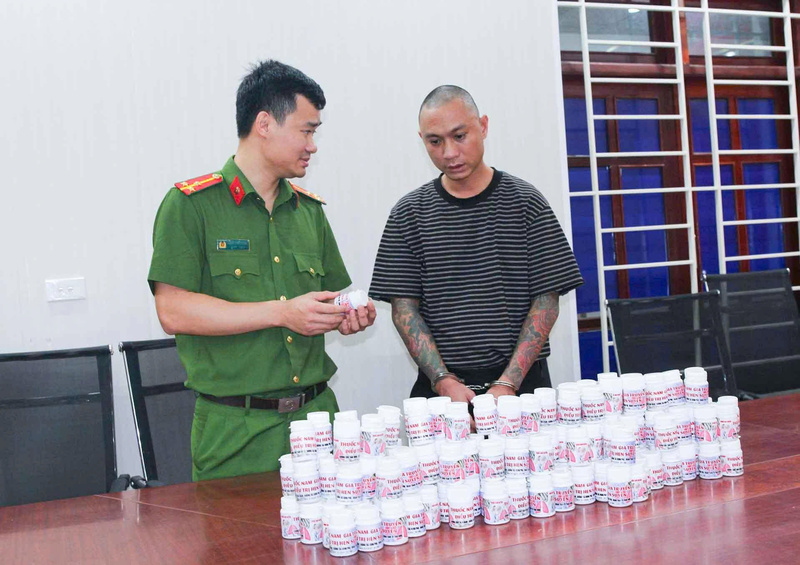 Đối tượng Nguyễn Duy Sơn cùng số tang vật tại Cơ quan Công an. Ảnh: Hồ Hưng