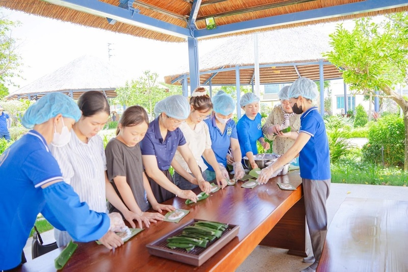 Du khách thăm quan và trải nghiệm các dịch vụ.