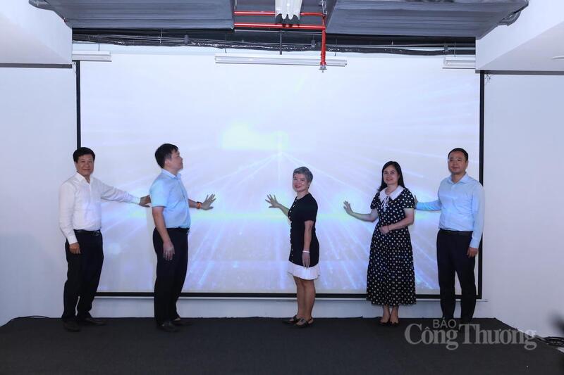 Các đại biểu thực hiện nghi thức phát động cuộc thi.