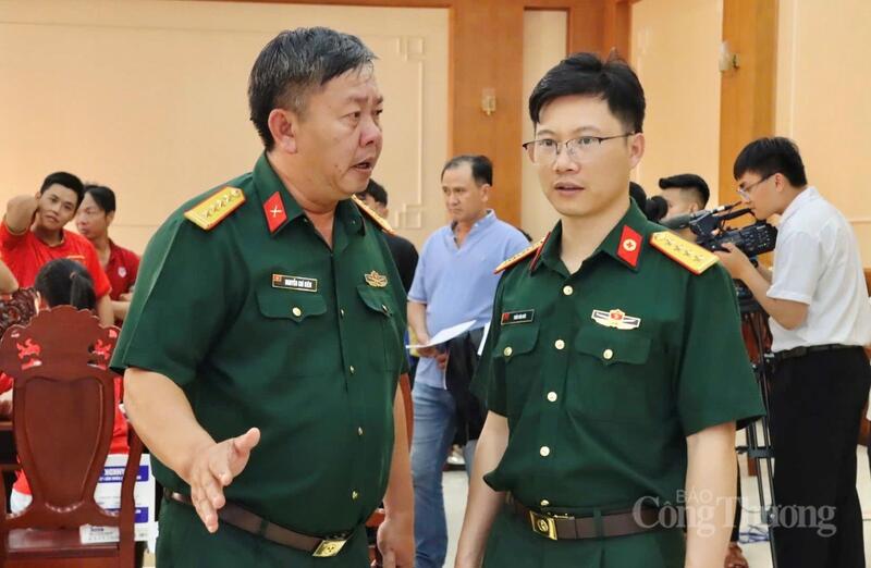 Theo Đại tá Nguyễn Chí Kiên (bên trái), Bí thư Đảng ủy, Phó Đoàn trưởng Đoàn Kinh tế - Quốc phòng 72, với tinh thần trách nhiệm và sẻ chia, cán bộ, chiến sĩ đã tích cực hưởng ứng, góp phần kịp thời mang lại cơ hội sống cho nhiều bệnh nhân.