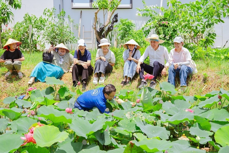 Du khách được trải nghiệm với hoa lá và hồ cá, khám phá thiên nhiên. Ảnh: Lê Vinh