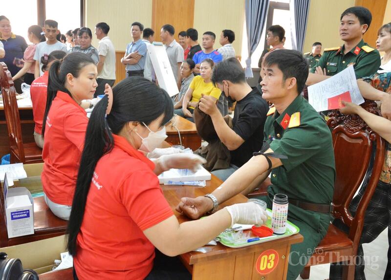 Chiến sĩ, người dân được lấy máu kiểm tra trước khi tham gia hiến máu.