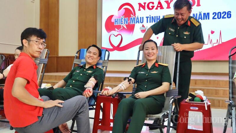 Các chiến sĩ rạng rỡ tham gia hiến máu tình nguyện.