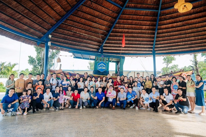 Du khách ghi lại khoảnh khắc khi đến với Lê Gia. Ảnh Lê Vinh