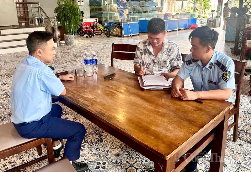 Lực lượng QLTT số 2 kiểm tra, kiểm soát gian lận thương mại, đảm bảo an toàn thực phẩm, bảo vệ du khách, hướng tới môi trường du lịch văn minh, bền vững. Ảnh: Ngô Nhung