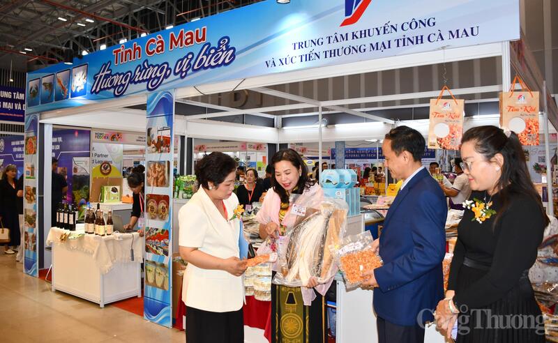 Doanh nghiệp tỉnh Cà Mau giới thiệu sản phẩm của các địa phương với đại diện Cục Xúc tiến thương mại (Bộ Công Thương) tại triển lãm. Ảnh: Thanh Minh.