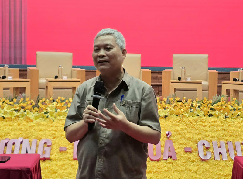 Đại tá, nhà báo Đỗ Phú Thọ, Tổng Biên tập Báo Cựu Chiến binh Việt Nam, trình bày chuyên đề 2: Kỹ năng và kinh nghiệm sáng tạo tác phẩm tham dự cuộc thi “Chính luận về bảo vệ nền tảng tư tưởng của Đảng”. Ảnh: Thu Hường