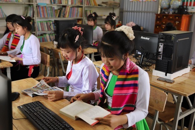 Những em nhỏ Trường Tiểu học & Trung học cơ sở Tuân Đạo nở nụ cười sau dự án “Thư viện yêu thương” hoàn thành. Ảnh: NTCC