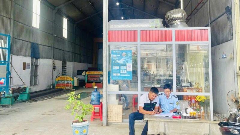 Đội Quản lý thị trường số 8 (Chi cục Quản lý thị trường Gia Lai) tuyên truyền, phổ biến pháp luật về giá.