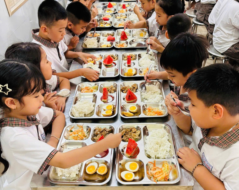Bữa ăn học đường luôn là vấn đề được các phụ huynh quan tâm. Ảnh minh hoạ