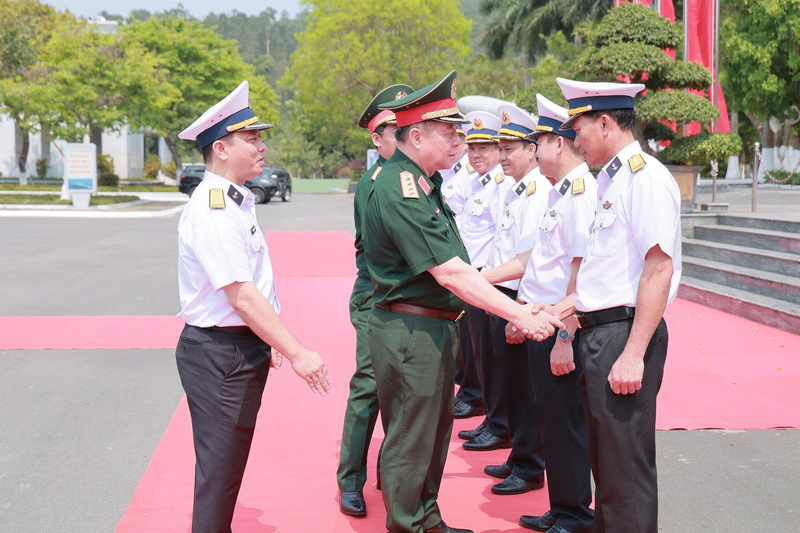 Đại tướng Nguyễn Trọng Nghĩa, Ủy viên Bộ Chính trị, Bí thư Trung ương Đảng, Ủy viên Thường vụ Quân ủy Trung ương, Chủ nhiệm Tổng cục Chính trị Quân đội nhân dân Việt Nam đến thăm và làm việc tại Vùng 3 Hải quân. Ảnh: HQVN