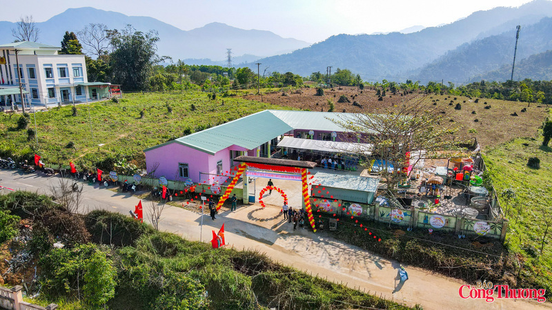 Quy định nêu rõ việc ưu tiên phân bổ ngân sách trung ương ở mức cao nhất cho các xã, thôn đặc biệt khó khăn, vùng đồng bào dân tộc thiểu số và miền núi. Ảnh minh họa: Nam Nguyễn