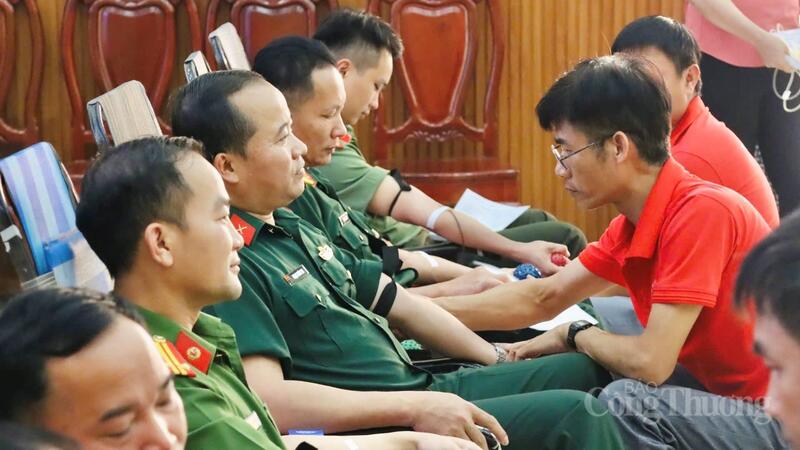 Hơn 200 cán bộ, chiến sĩ, người lao động trực tiếp tham gia hiến máu.