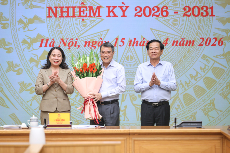 Phó Chủ tịch nước, Phó Chủ tịch Thứ nhất Hội đồng Thi đua - Khen thưởng Trung ương Võ Thị Ánh Xuân và Bộ trưởng Bộ Nội vụ, Phó Chủ tịch Thường trực Hội đồng Đỗ Thanh Bình tặng hoa chúc mừng Thủ tướng Lê Minh Hưng, Chủ tịch Hội đồng Thi đua - Khen thưởng Trung ương - Ảnh: VGP/Nhật Bắc