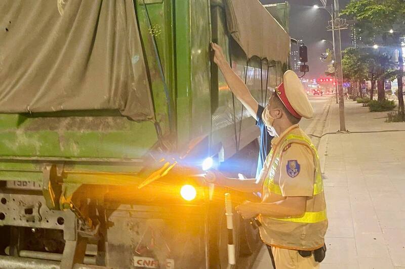 Lực lượng chức năng kiểm tra phương tiện kinh doanh vận tải ngày 14/4. Ảnh: Cục Cảnh sát giao thông