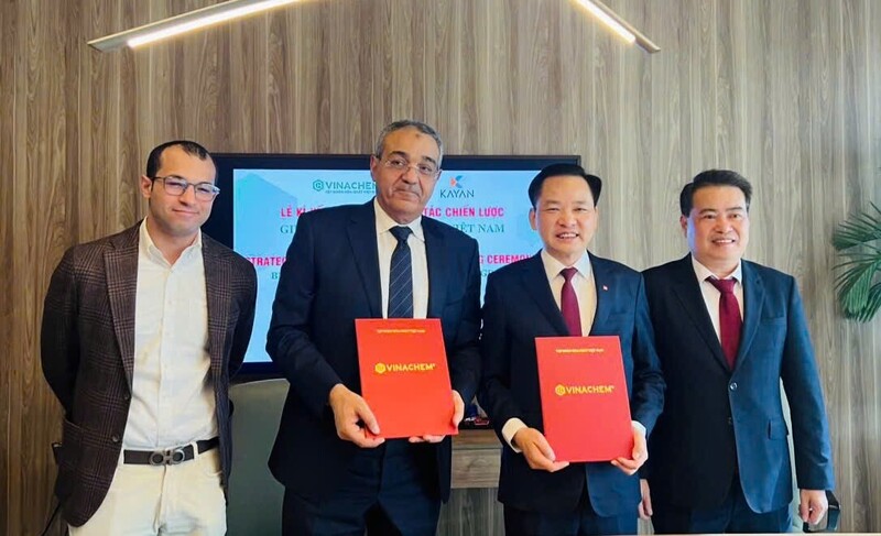 Ông Nguyễn Hữu Tú - Tổng Giám đốc Vinachem và ông Hatem Elgamal - Chủ tịch Kayan Group ký Biên bản ghi nhớ hợp tác tại New Cairo (Ai Cập) ngày 14/4/2026