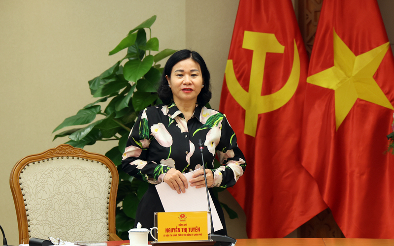 Đồng chí Nguyễn Thị Tuyến, Ủy viên Trung ương Đảng, Phó Bí thư Đảng ủy Chính phủ báo cáo tại cuộc họp. Ảnh: VGP