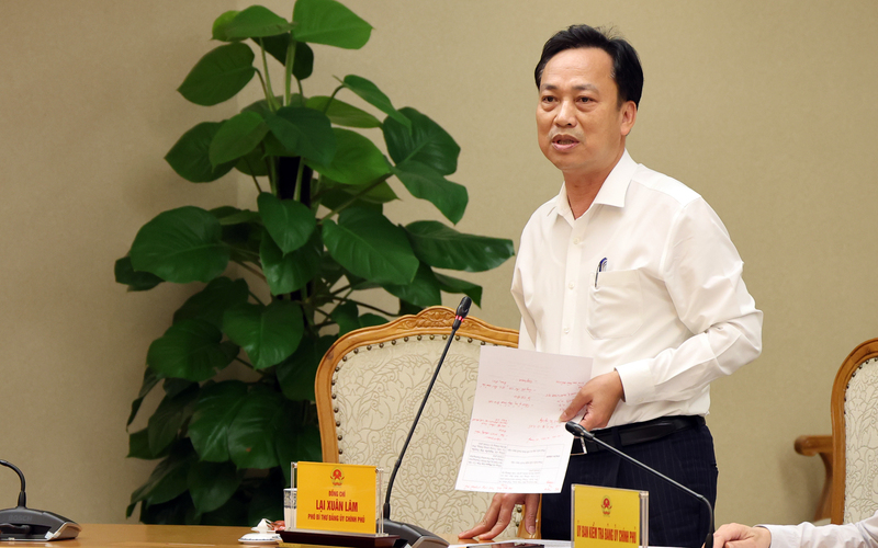 Đồng chí Lại Xuân Lâm, Phó Bí thư Đảng ủy Chính phủ báo cáo tại cuộc họp. Ảnh: VGP