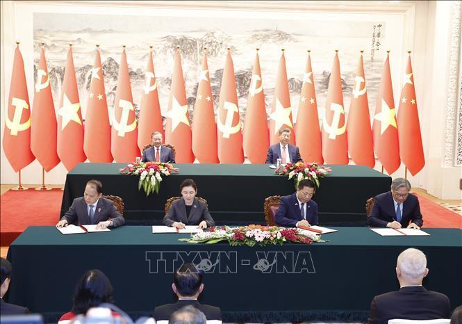 Lễ ký Bản ghi nhớ hợp tác giữa Bộ Tư pháp Việt Nam và Bộ Tư pháp Trung Quốc về tăng cường hợp tác trong lĩnh vực giải quyết tranh chấp dân sự, thương mại của cư dân biên giới và ký Giấy chứng nhận bàn giao hồ sơ kết quả dự án viện trợ Việt Nam lập báo cáo nghiên cứu khả thi tuyến đường sắt Lào Cai - Hà Nội - Hải Phòng giữa Bộ Xây dựng Việt Nam và Bộ Thương mại Trung Quốc. Ảnh: Thống Nhất/TTXVN