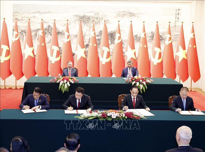 Bộ trưởng Công an Lương Tam Quang và Bộ trưởng Công an Trung Quốc Vương Tiểu Hồng ký Nghị định thư về thiết lập, quản lý và vận hành đường dây nóng cấp Bộ trưởng giữa hai Bộ; Bộ trưởng Ngoại giao Lê Hoài Trung và Trưởng ban Liên lạc Đối ngoại Trung ương Đảng Cộng sản Trung Quốc Lưu Hải Tinh ký 2 văn kiện: Kế hoạch hợp tác giữa hai Đảng giai đoạn 2026 - 2030 và Thỏa thuận hợp tác giữa Bộ Ngoại giao hai nước. Ảnh: Thống Nhất/TTXVN