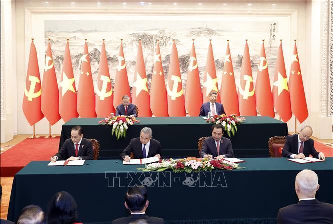 Đồng chí Lê Hoài Trung, Ủy viên Bộ Chính trị, Bộ trưởng Ngoại giao và đồng chí Vương Nghị, Ủy viên Bộ Chính trị, Bộ trưởng Ngoại giao Trung Quốc ký Bản ghi nhớ về hợp tác trong khuôn khổ Sáng kiến an ninh toàn cầu giữa Chính phủ hai nước; đồng chí Trần Đức Thắng, Ủy viên Bộ Chính trị, Bí thư Thành ủy Hà Nội và đồng chí Doãn Lực, Ủy viên Bộ Chính trị, Bí thư Thành ủy Bắc Kinh ký Bản Ghi nhớ hợp tác hai thủ đô Hà Nội và Bắc Kinh, giai đoạn 2026 - 2030. Ảnh: Thống Nhất/TTXVN