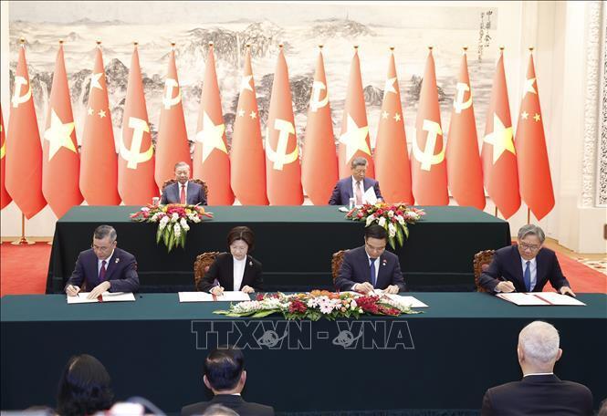 Lễ ký Hiệp định giữa Chính phủ hai nước về hợp tác và hỗ trợ hành chính lẫn nhau trong lĩnh vực hải quan; ký 2 văn kiện: Bản ghi nhớ về việc thành lập Nhóm công tác hợp tác chuỗi sản xuất, chuỗi cung ứng giữa Bộ Công Thương Việt Nam và Bộ Thương mại Trung Quốc và Bản ghi nhớ về việc thành lập Nhóm công tác đàm phán thúc đẩy xây dựng Khu hợp tác kinh tế qua biên giới giữa Bộ Công Thương Việt Nam và Bộ Thương mại Trung Quốc. Ảnh: Thống Nhất/TTXVN