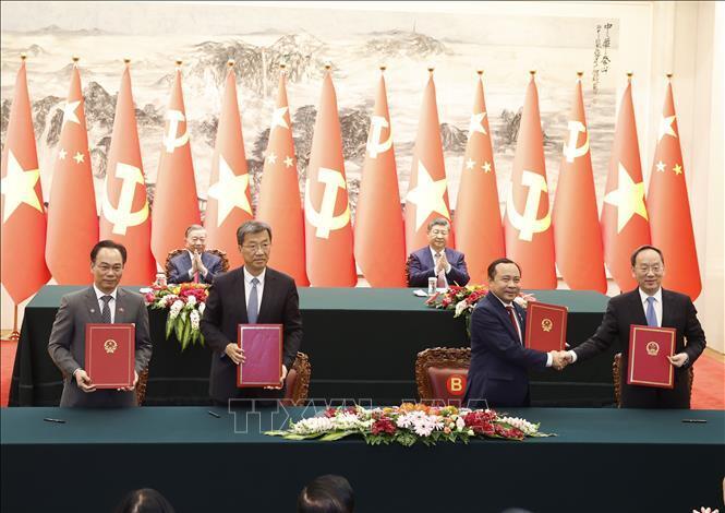 Lễ ký Bản Ghi nhớ về hợp tác giáo dục nghề nghiệp giữa Bộ Giáo dục và Đào tạo Việt Nam với Bộ Giáo dục Trung Quốc và ký Bản ghi nhớ về hợp tác trong lĩnh vực công nghệ số giữa Bộ Khoa học và Công nghệ Việt Nam với Bộ Công nghiệp và Công nghệ thông tin Trung Quốc. Ảnh: Thống Nhất/TTXVN