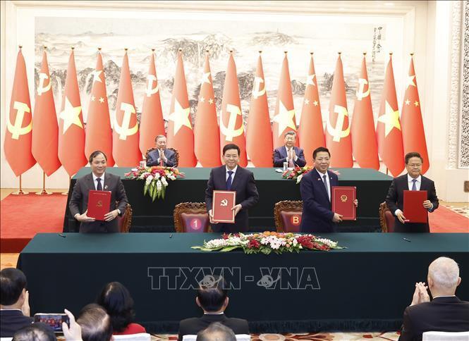 Lễ ký Bản ghi nhớ hợp tác giữa Ban Tổ chức Trung ương Đảng Cộng sản Việt Nam và Ban Tổ chức Trung ương Đảng Cộng sản Trung Quốc và ký Bản ghi nhớ giữa Bộ Xây dựng Việt Nam và Ủy ban Phát triển và Cải cách Quốc gia Trung Quốc về triển khai hợp tác đào tạo đường sắt để tăng cường năng lực cho nhân lực đường sắt Việt Nam. Ảnh: Thống Nhất/TTXVN