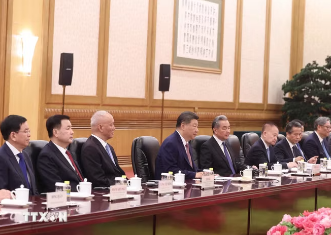 Tổng Bí thư, Chủ tịch nước Trung Quốc Tập Cận Bình và thành viên Đoàn cấp cao Trung Quốc tại cuộc hội đàm với Tổng Bí thư, Chủ tịch nước Tô Lâm và Đoàn cấp cao Việt Nam. (Ảnh: Thống Nhất/TTXVN)