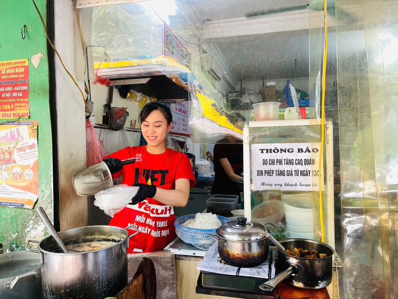 Không khó để tìm thấy những tấm bảng trắng ghi “Do chi phí tăng cao, quán xin phép tăng giá từ ngày 13/3. Mong quý khách hoan hỉ”. Ảnh: Mai Linh