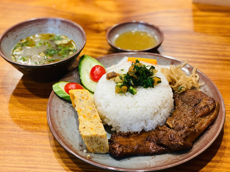 Dù giữ mức giá cũ nhưng chủ quán cho biết về hình thức khẩu phần ăn vẫn phải được đảm bảo đầy đặn, đẹp mắt. Ảnh: Mai Linh