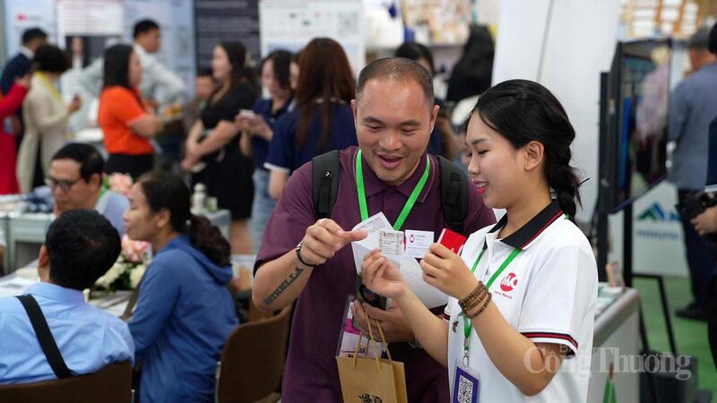 Nhiều khách hàng vui mừng khi "săn" được các voucher du lịch tiết kiệm. Ảnh: Thái Mạnh