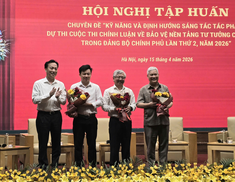 Đồng chí Lại Xuân Lâm, Phó Bí thư Đảng ủy Chính phủ tặng hoa các chuyên gia. Ảnh: Thu Hường