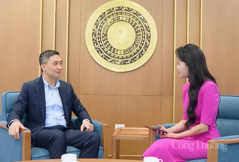 Ông Hoàng Minh Chiến trao đổi với phóng viên Báo Công Thương.