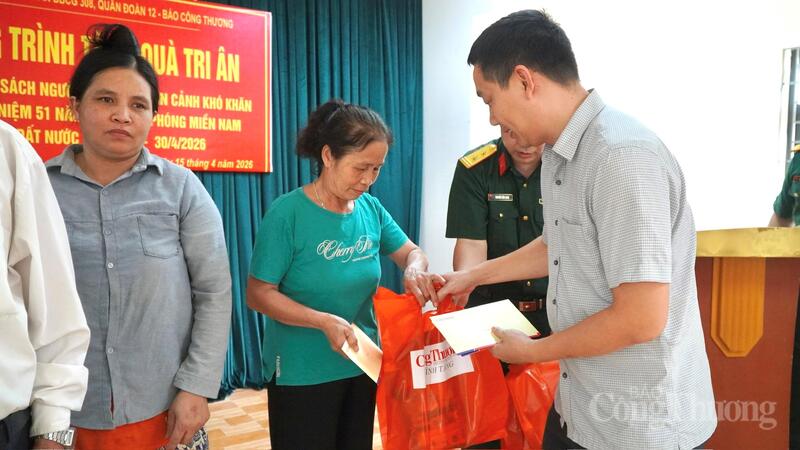 Báo Công Thương trao 80 suất quà tới gia đình chính sách tỉnh Phú Thọ - 5