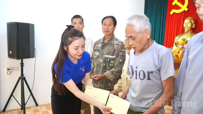 Báo Công Thương trao 80 suất quà tới gia đình chính sách tỉnh Phú Thọ - 6