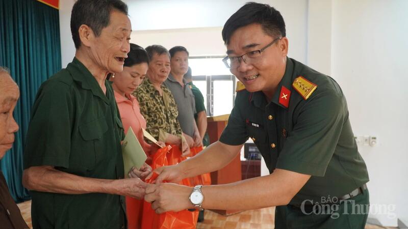 Đại tá Vũ Ngọc Lâm, Phó Sư đoàn Trưởng Sư đoàn Bộ binh cơ giới 308 nhấn mạnh ý nghĩa của hoạt động phối hợp giữa Báo Công Thương và Sư đoàn 308 trong việc hướng về các gia đình có công với cách mạng. Ảnh: Minh Trang