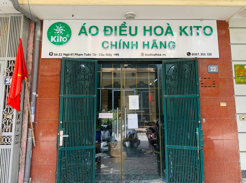 Một trong những cửa hàng bán áo điều hòa tại phường Nghĩa Tân. Ảnh: Nhật Chi