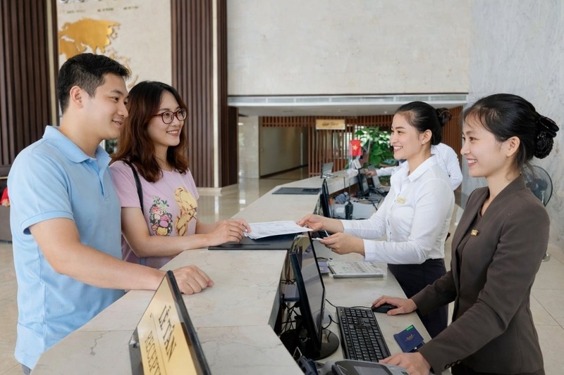 Các cơ sở lưu trú chú trọng nâng cao kỹ năng giao tiếp cho nhân viên. Ảnh: Mai Liễu