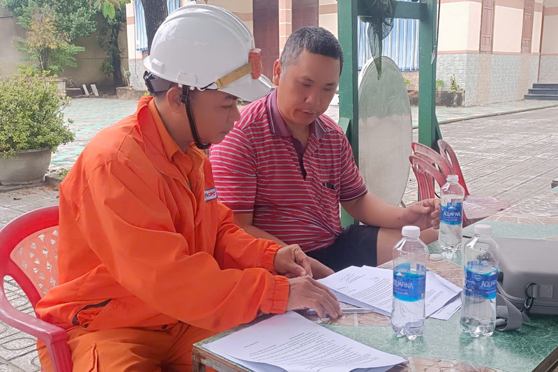 Điện lực Đà Nẵng tuyên truyền, hướng dẫn, hỗ trợ người dân thực hiện thông báo việc lắp đặt điện mặt trời mái nhà. Ảnh: Duy Quốc