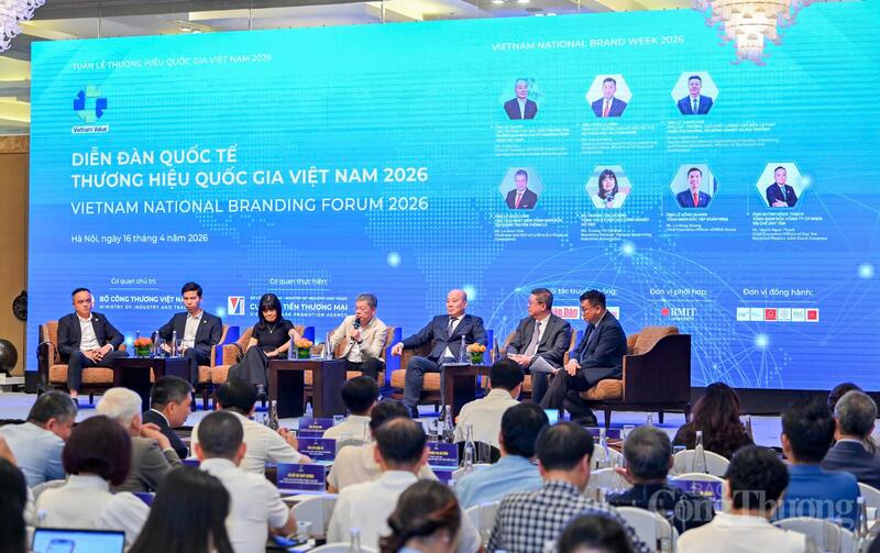 Các diễn giả tham dự toạ đàm. Ảnh: Nam Nguyễn