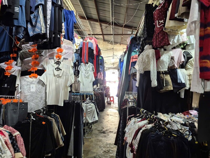 Các chợ truyền thống ngày càng xuống cấp, nóng bức nên khó giữ chân khách hàng. Ảnh: Mai Liễu