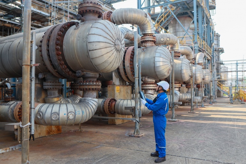 Kỹ sư Nguyễn Huy Thạch kiểm tra các thiết bị tại Phân xưởng LCO-HDT của Nhà máy lọc dầu Dung Quất. Ảnh: NHT
