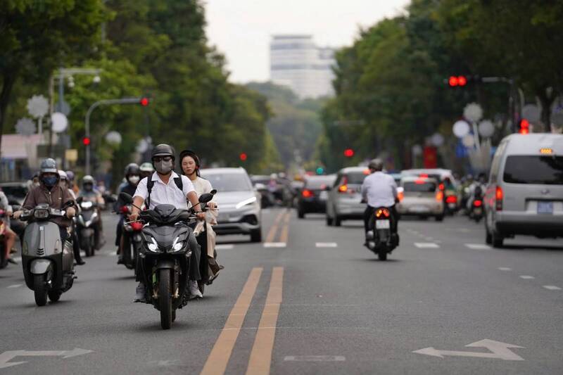 TP. Hồ Chí Minh hôm nay ghi nhận nhiệt độ có nơi trên 35 độ C. Ảnh: Bích Liên.