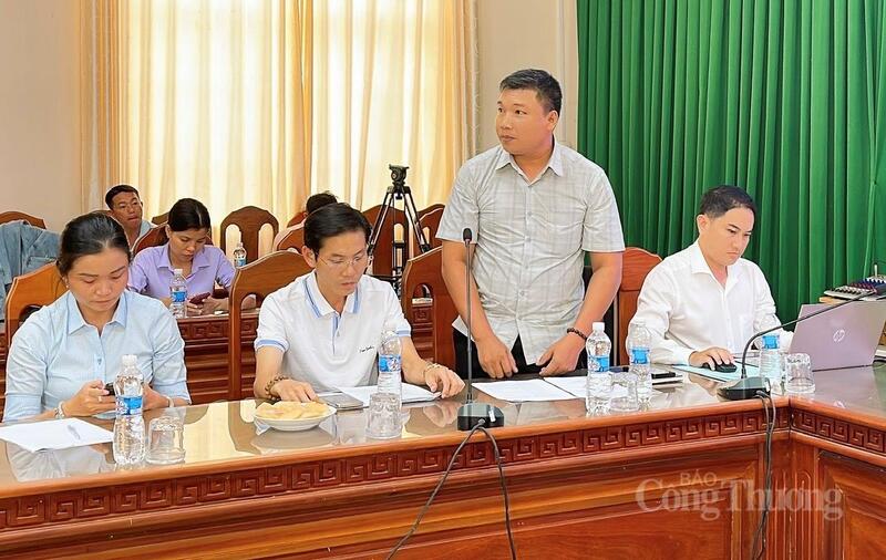 Đại diện doanh nghiệp thảo luận buổi làm việc.