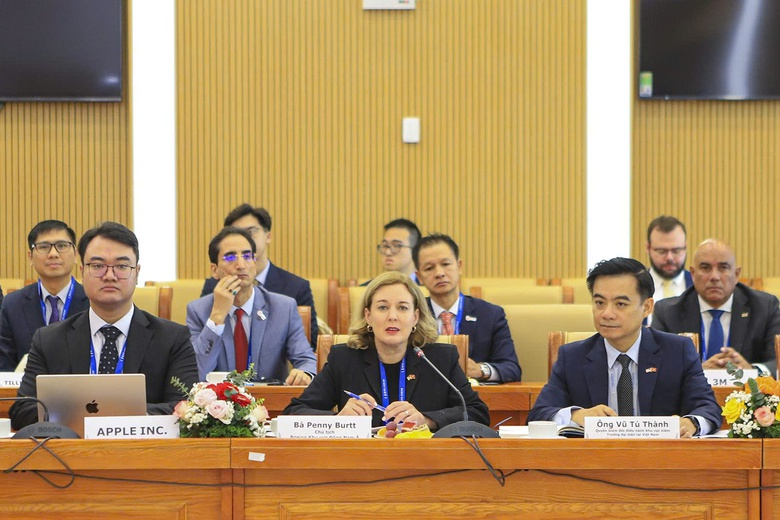 Bà Penny Burtt, Chủ tịch Boeing Khu vực Đông Nam Á chia sẻ tại buổi làm việc. Ảnh: BXD