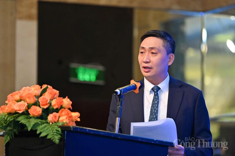 Ông Hoàng Minh Chiến - Phó Cục trưởng Cục Xúc tiến thương mại (Bộ Công Thương) chia sẻ tại Diễn đàn. Ảnh: Nam Nguyễn